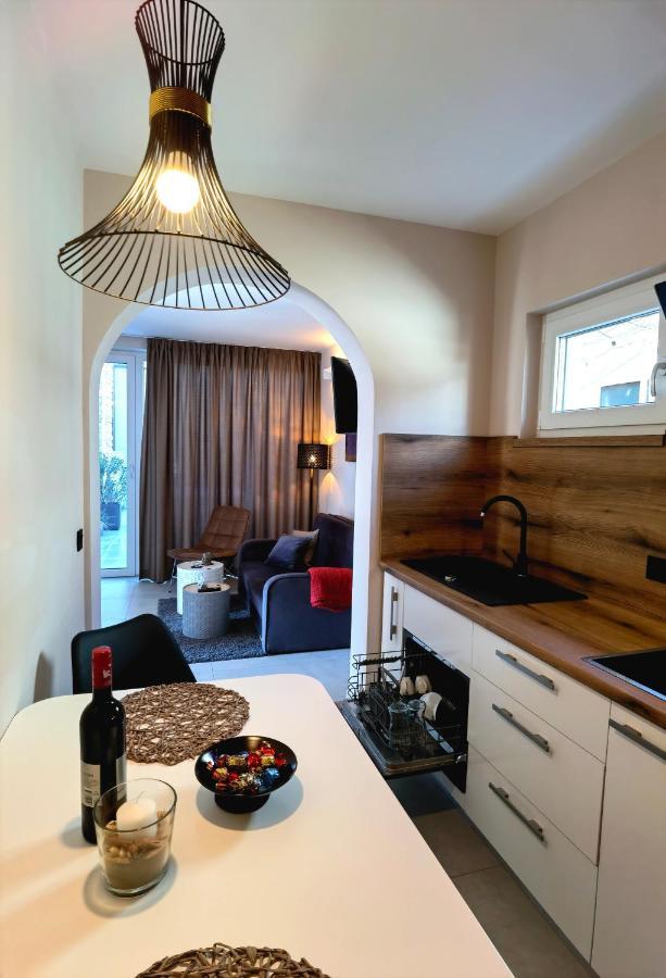 Stay In The Very Heart Of Porec - 50M To The Beach Buitenkant foto